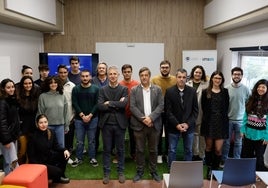 Manuel Enciso, Teo López, Bernardo Quintero y Paloma Simón junto a estudiantes y representantes de la UMA y Google.