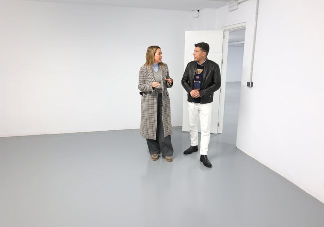 Óscar Medina y Paola Moreno, en los nuevos locales de Torrox.