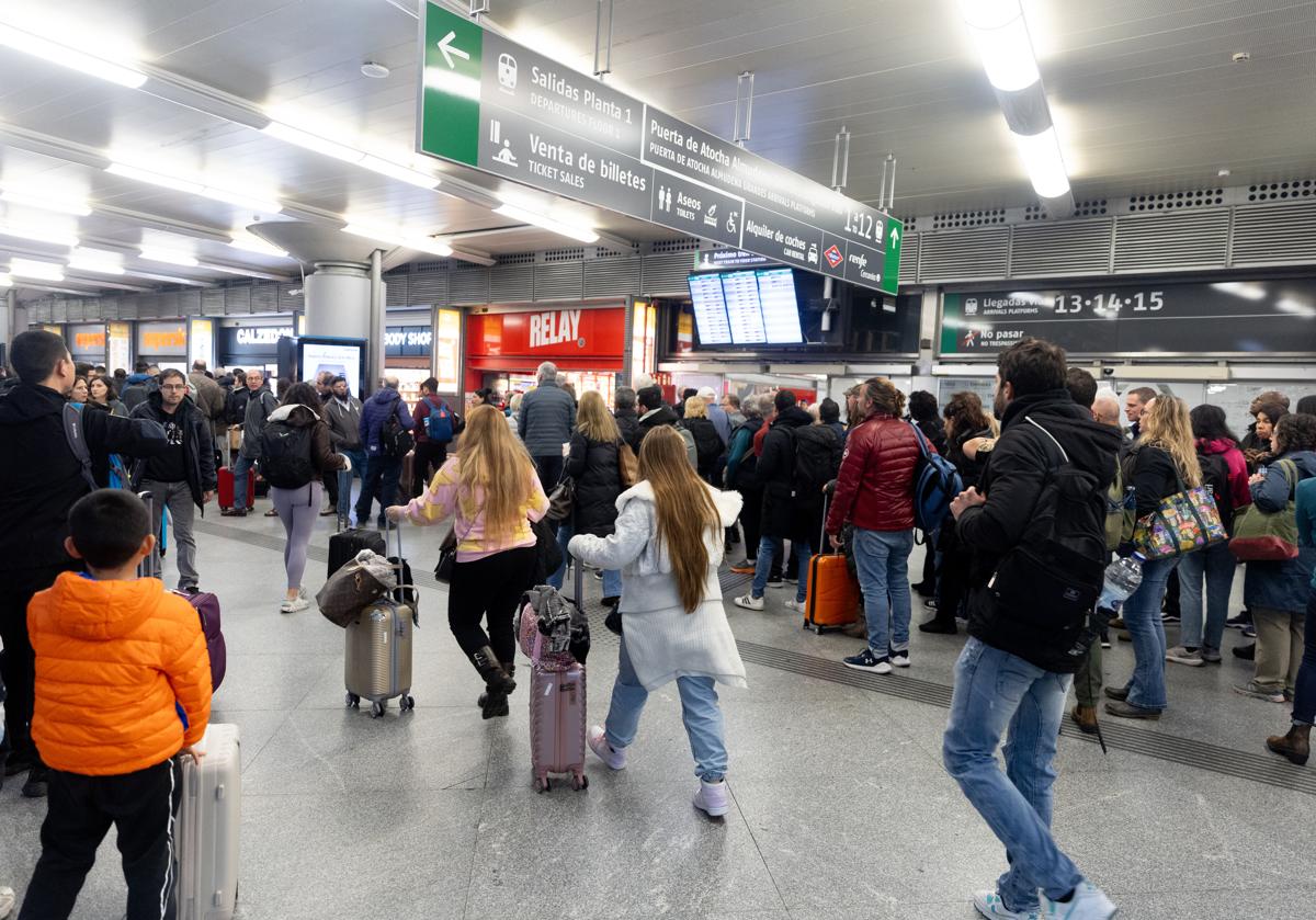 Filas de personas esperando su tren durante la huelga de Renfe y Adif en la estación de Atocha.