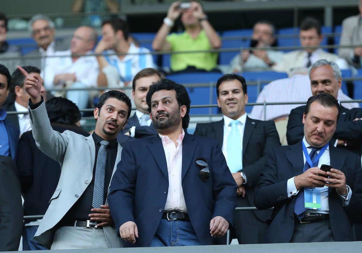 Al-Thani, con algunos exdirectivos del club en La Rosaleda.