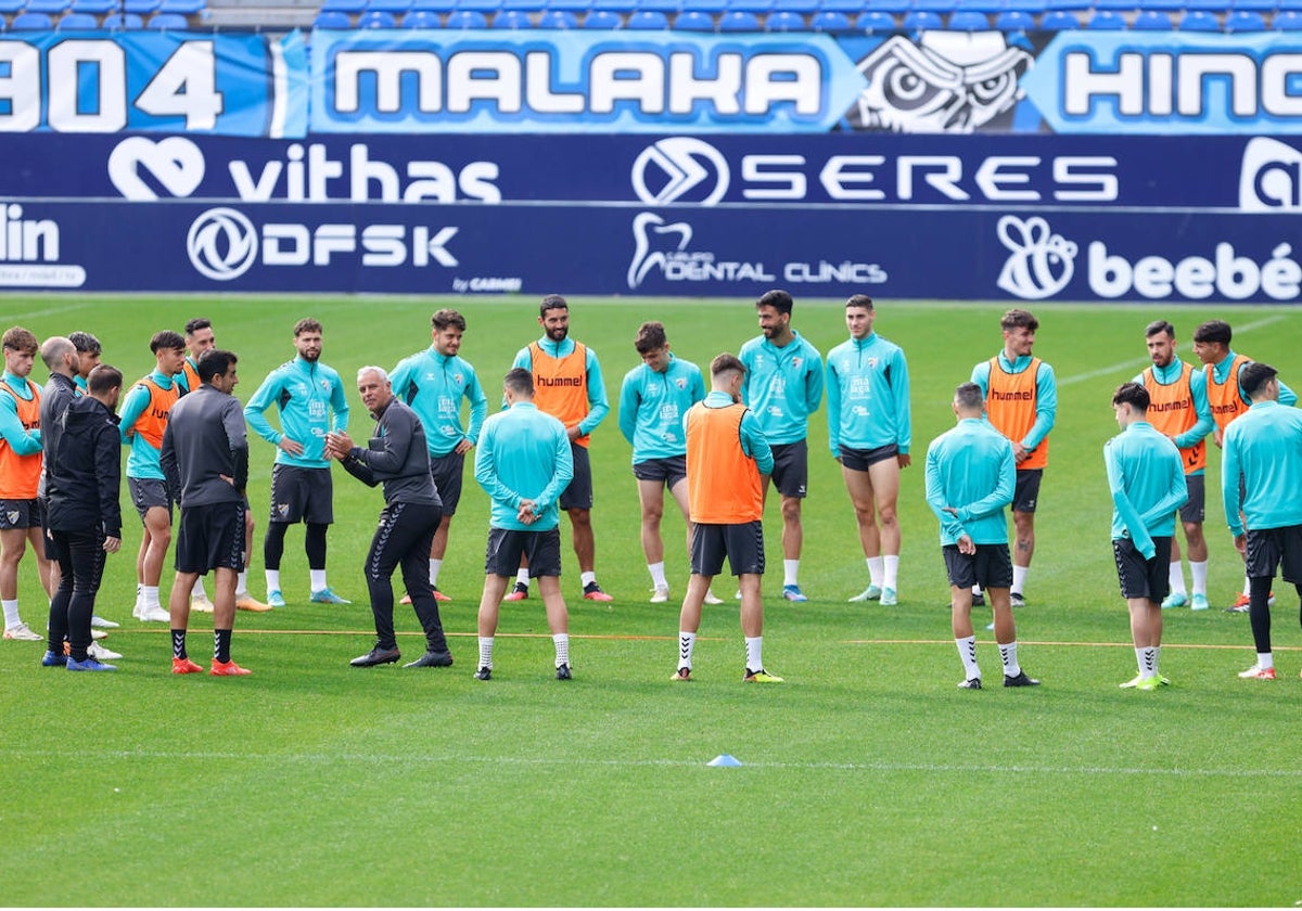 Pellicer charla con sus jugadores durante un entrenamiento de la semana.