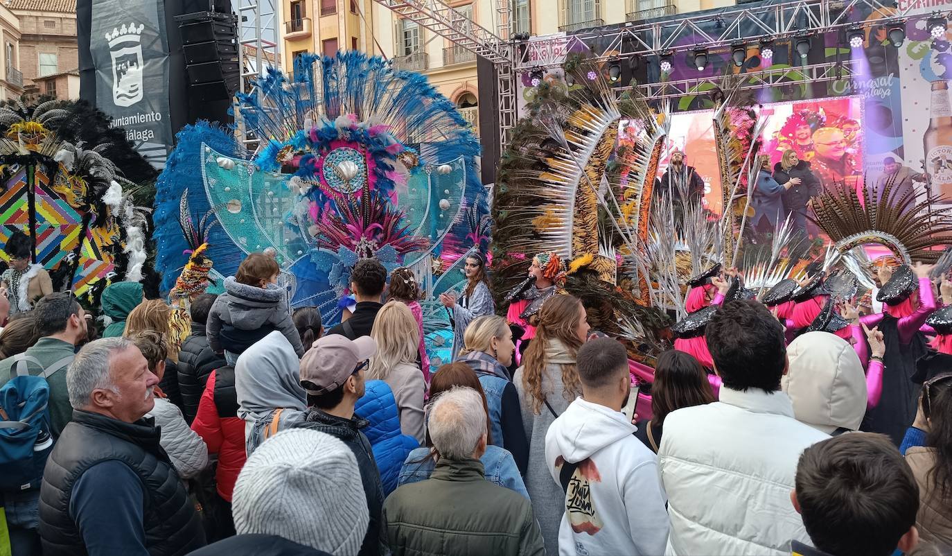 Los chubascos no empañan la fiesta en la calle del Carnaval de Málaga