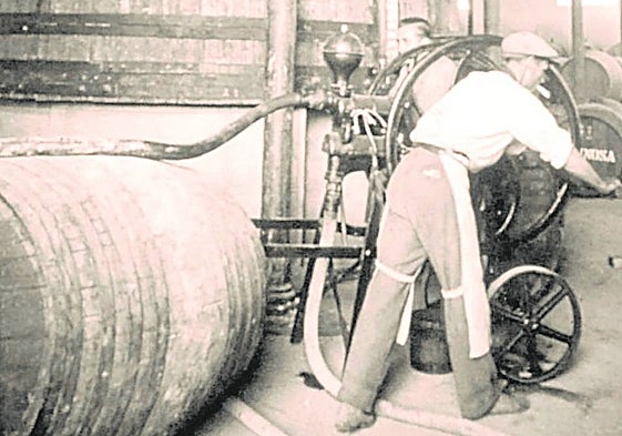 Trabajadores en una bodega de Málaga, hace más de cien años.