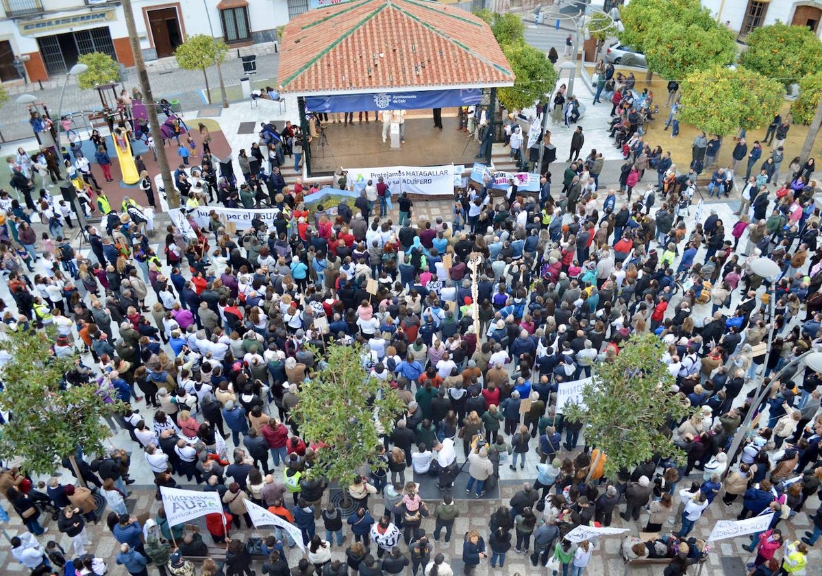 Los vecinos de Coín se manifiestan para defender su acuífero.