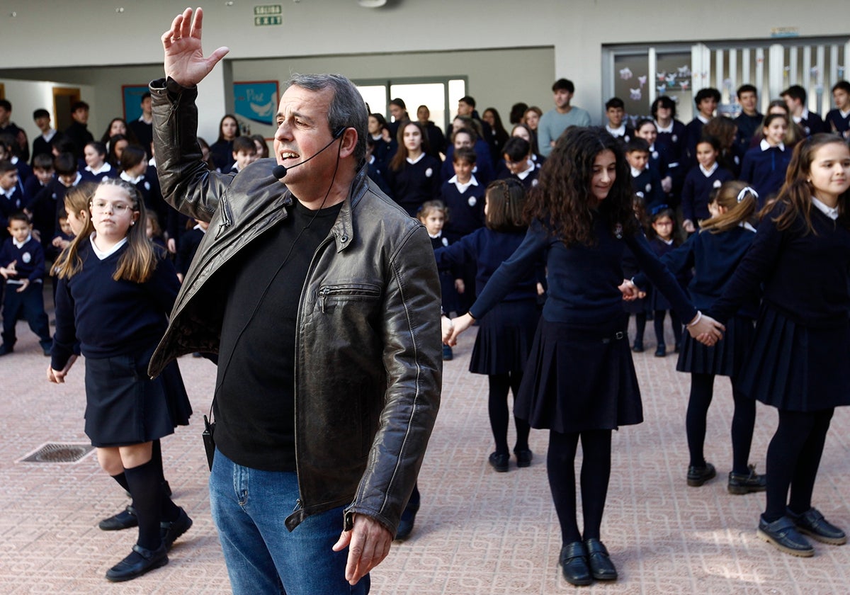 Nico Montero cantó sus canciones con todo el colegio.