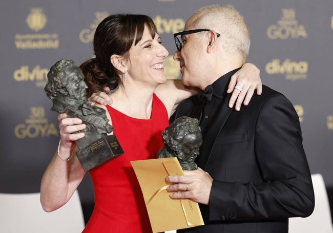 Malena Alterio, mejor actriz, y Pablo Berger, Animación y guion adaptado, se saludan con sus premios e la mano.