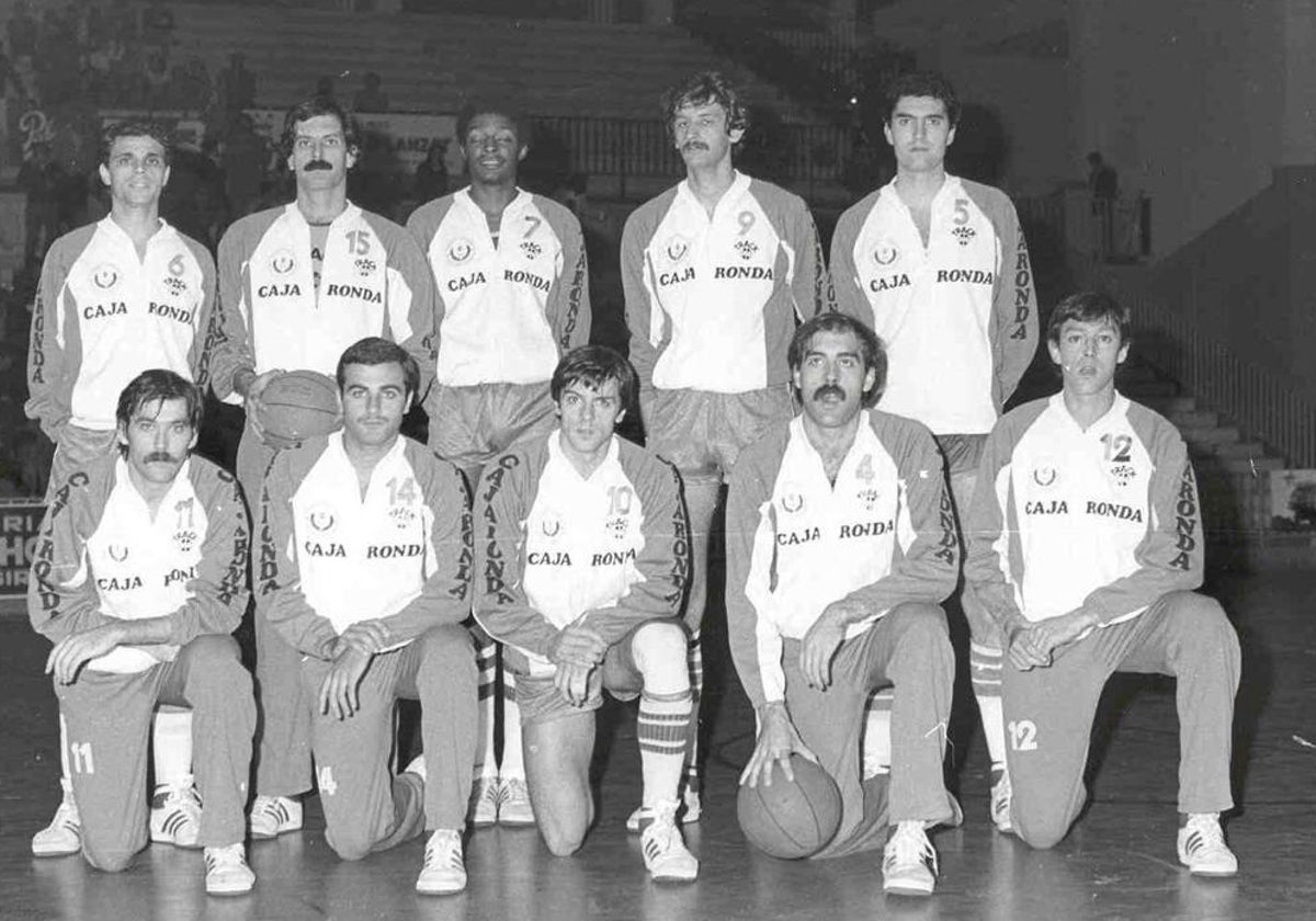 El Caja Ronda de la temporada 1981-1982. Arriba: Pozo, Diego Gómez, Ron Charles, Luis Mari Prada y Ferrer. Abajo: López Abril, Gallar, Alonso, Logroño y Navarro.