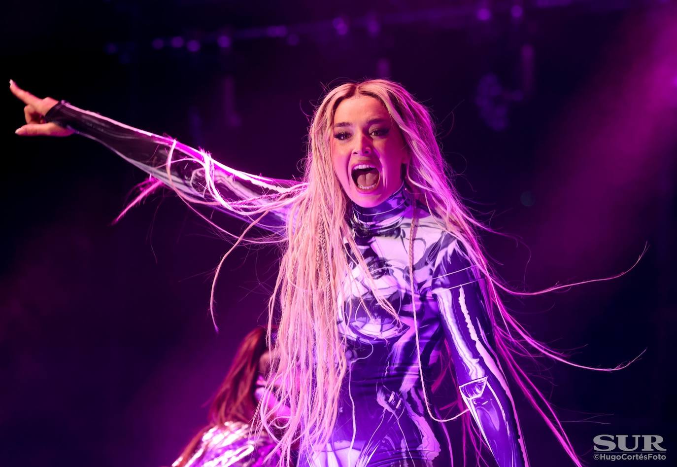 Lola Índigo pone a bailar a Málaga antes de la Copa ACB