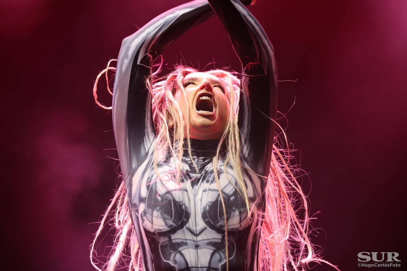 Lola Índigo pone a bailar a Málaga antes de la Copa ACB