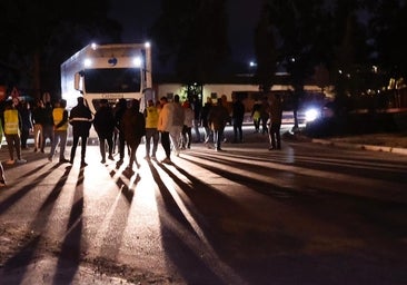 Protestas improvisadas logran cortar temporalmente el acceso de camiones a Mercamálaga