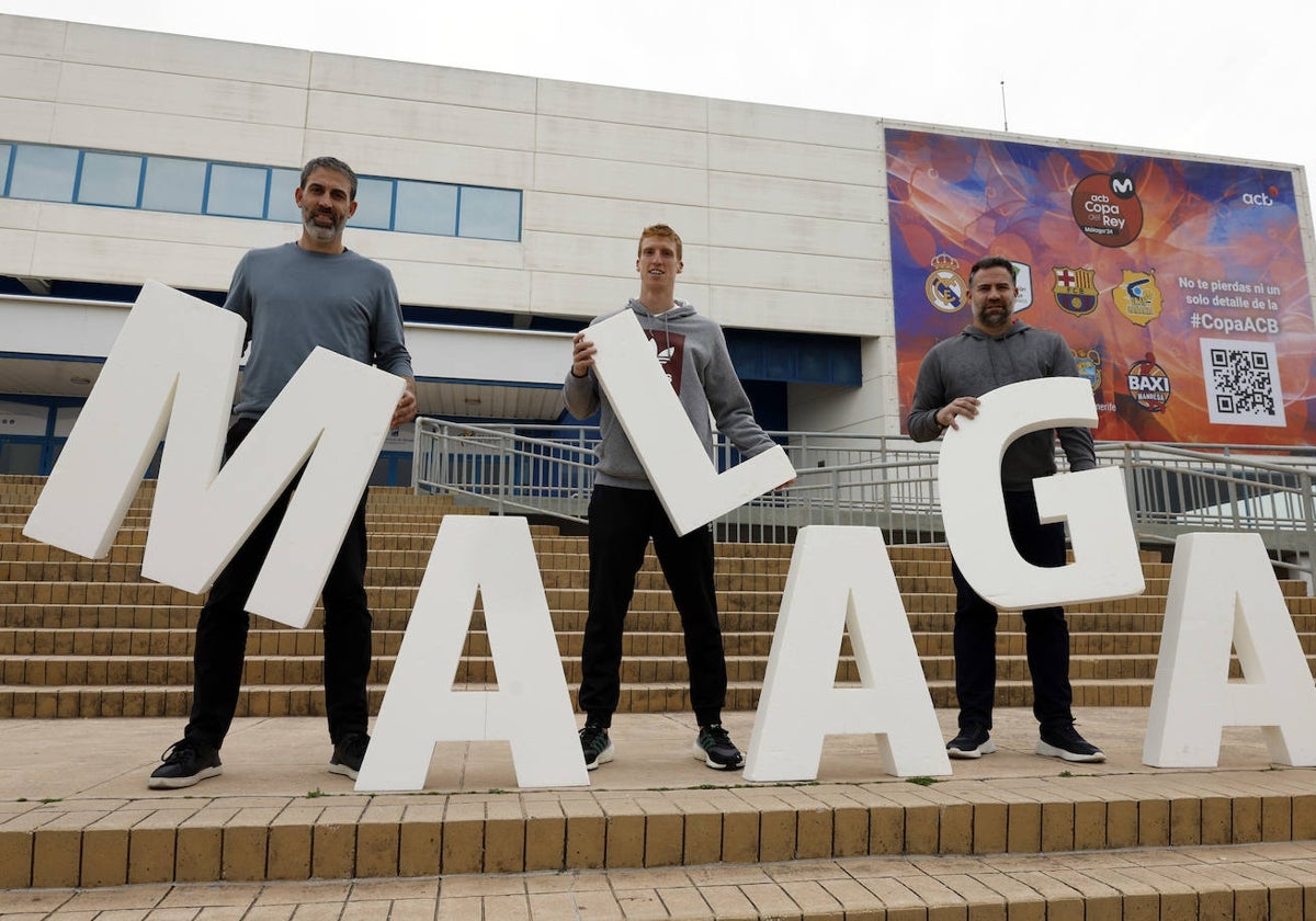Berni Rodríguez, Alberto Díaz y Carlos Cabezas, en el exterior del Martín Carperna con unas letras de la ciudad.