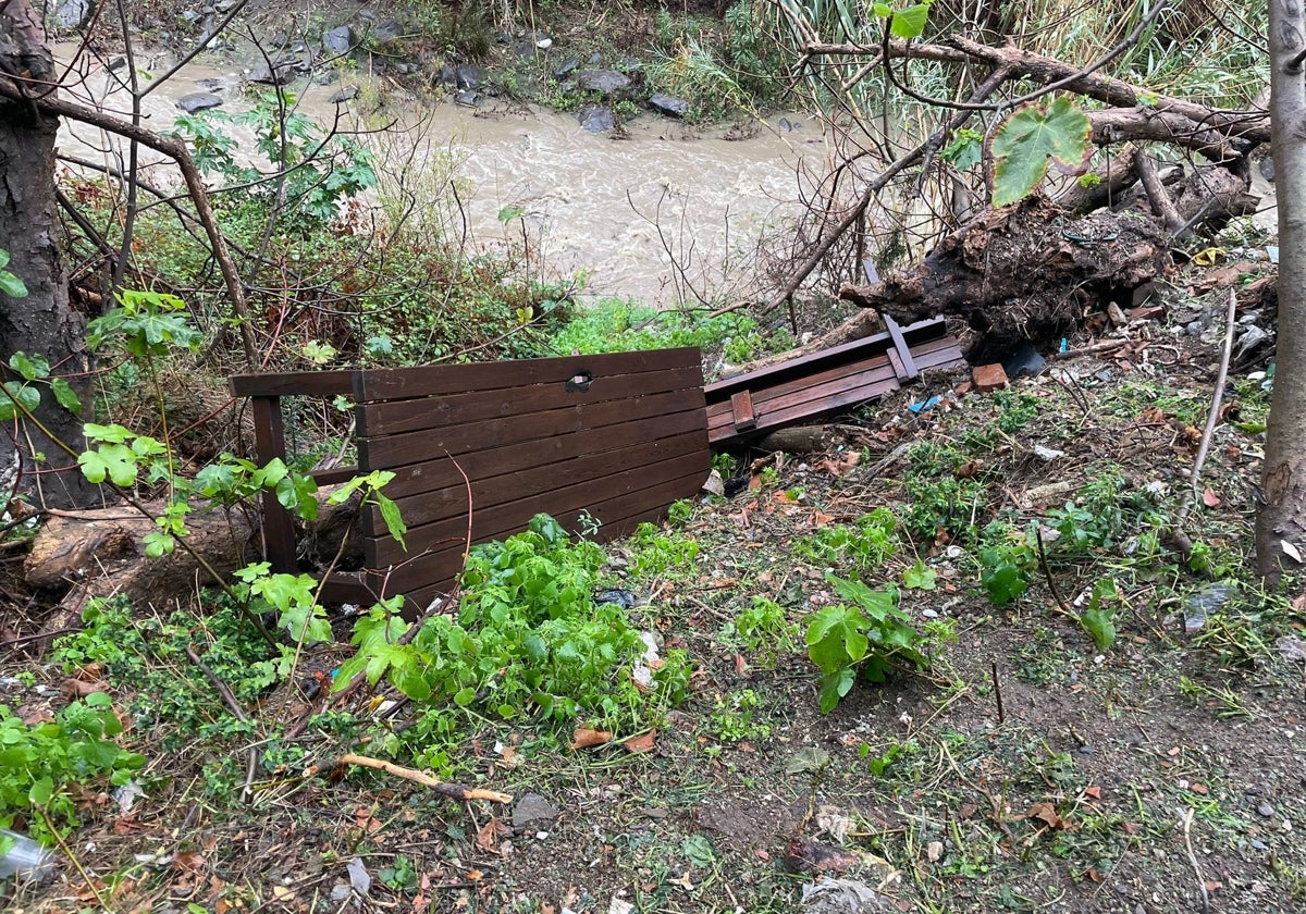 Imagen del mobiliario urbano dañado en el sendero junto al río de Algarrobo.