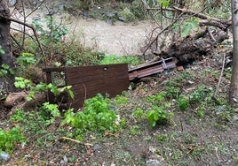 Imagen del mobiliario urbano dañado en el sendero junto al río de Algarrobo.