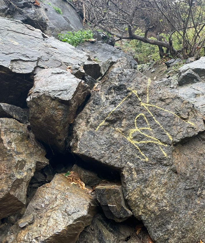 Imagen secundaria 2 - Tres imágenes de actos vandálicos en Algarrobo en estas últimas semanas.