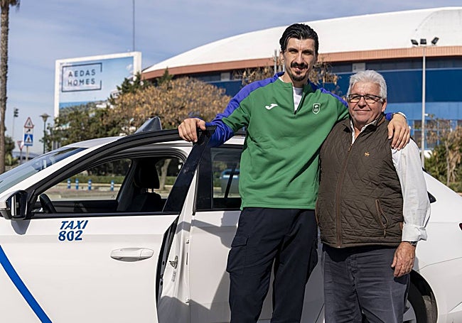 Djedovic posa con José Antonio Parras Postigo, el taxista que cedió su vehículo para la entrevista.