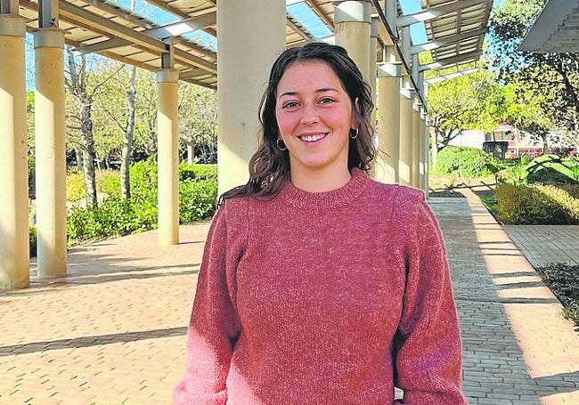 Natalia Rosado posa en la zona verde de la Escuela