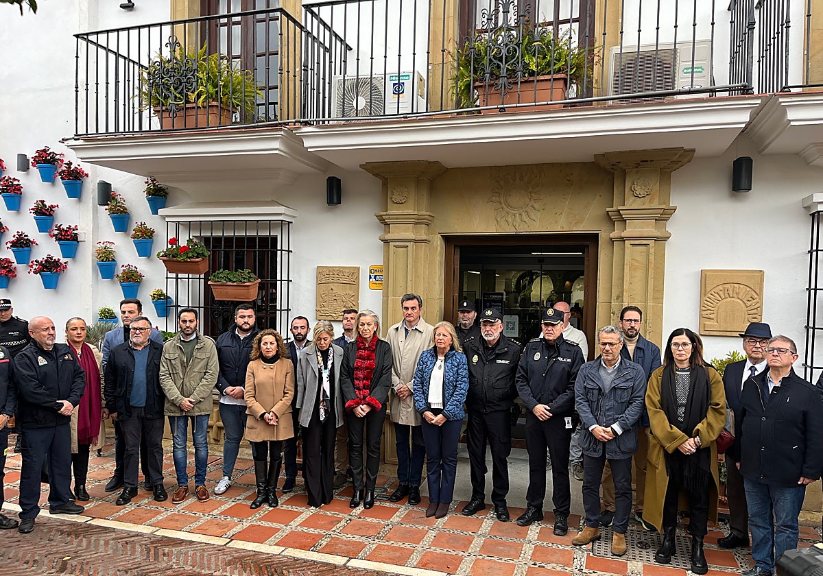 Minuto de silencio a las puertas del Ayuntamiento de Marbella.