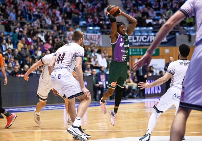 Perry, ante el Obradoiro, con las botas rosas en homenaje a su madre.