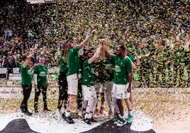 Los jugadores del Unicaja levantan el trofeo de campeón de la Copa del Rey en Badalona.