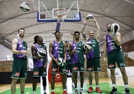 Los jugadores del Unicaja posan para los fotógragos