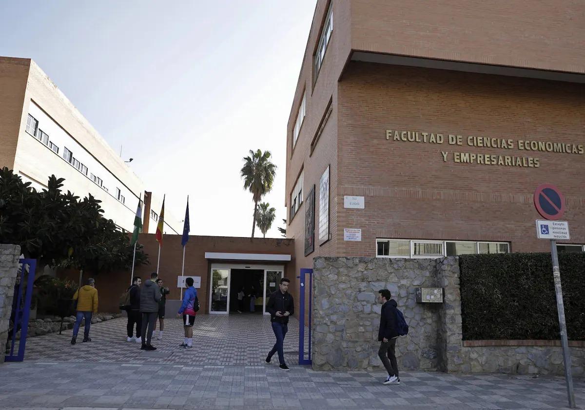 Imagen de archivo de estudiantes a las puertas de la Facultad de Ciencias Económicas y Empresariales.