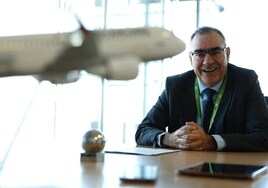 Pedro Bendala, en su despacho con vistas a las pistas del aeropuerto.