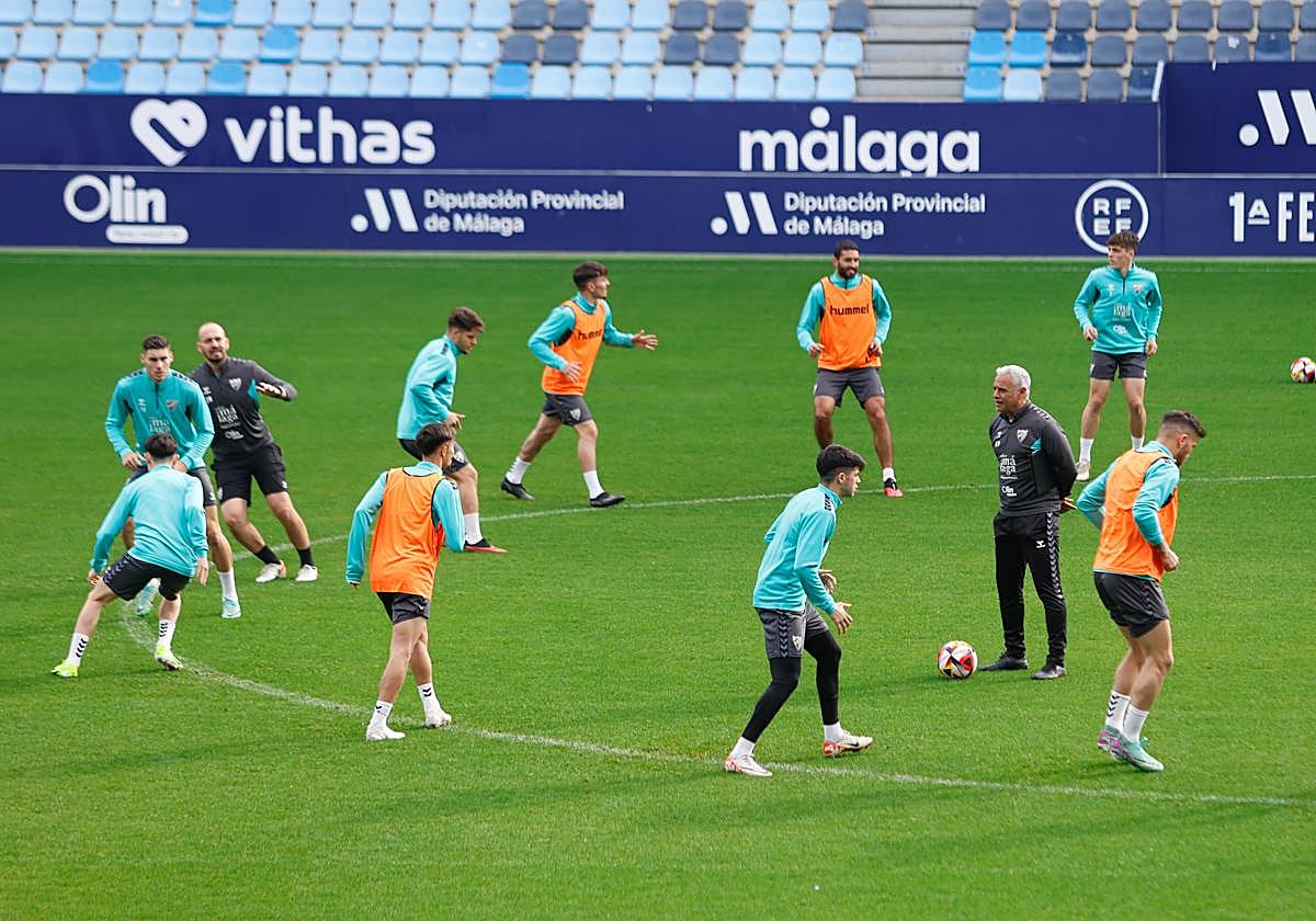La plantilla del Málaga se ejercita en La Rosaleda durante un entrenamiento de la semana pasada.