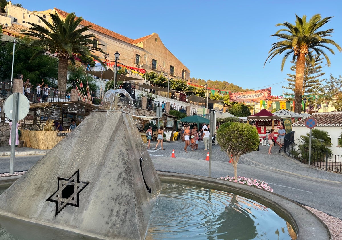 Imagen del casco urbano de Frigiliana, con la fuente de las 3 Culturas y el ingenio de miel de caña.