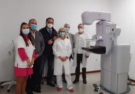 El delegado de Salud, Carlos Bautista, junto a uno de los mamógrafos y el equipo que hará las pruebas