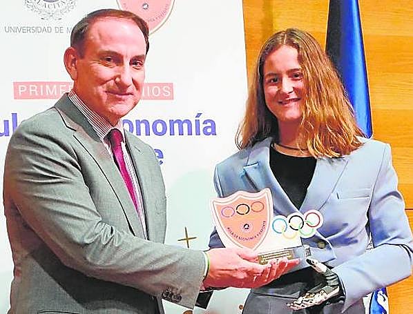 La campeona de Europa de surf adaptado recibe el premio