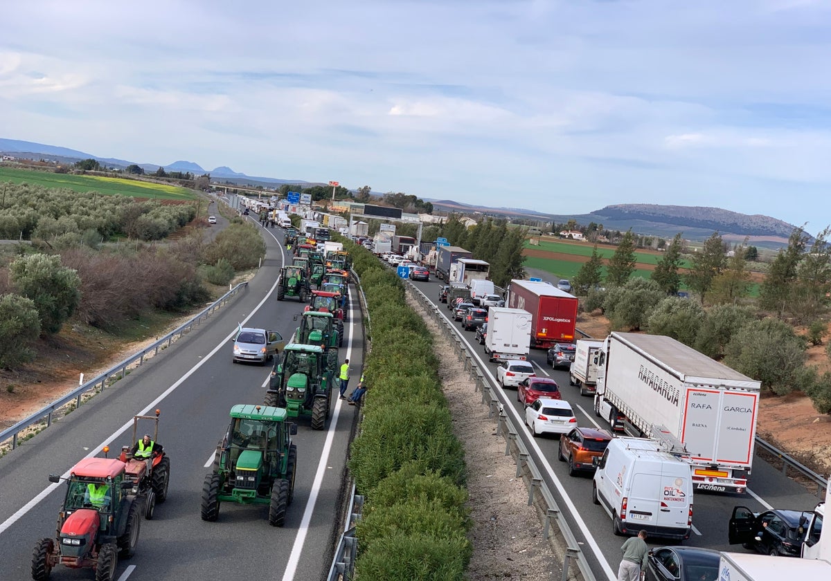 Así está a mediodía del miércoles 14 el cruce la A-92 al pasar por el Centro Logístico de Antequera