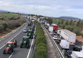 Así está a mediodía del miércoles 14 el cruce la A-92 al pasar por el Centro Logístico de Antequera