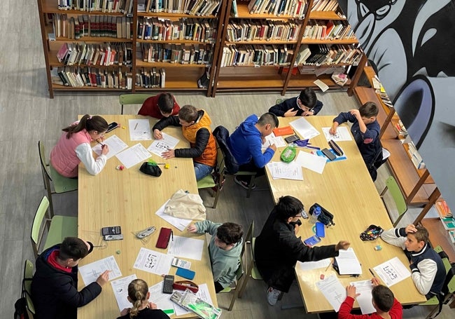 Los participantes en la competición alevín, durante la prueba por equipos.