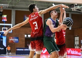 Francisco Turanzas busca la canasta rodeado de jugadores del Manresa.