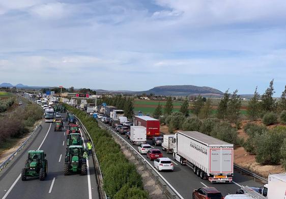 Las protestas los agricultores vuelven a cortar varias carreteras en Málaga este miércoles