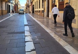 Los baches de la calle Montaño suponen un riesgo para vehículos y peatones.