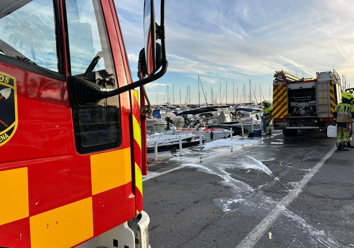 Imagen principal - Dos personas heridas tras una explosión de gases en una embarcación en Puerto Marina