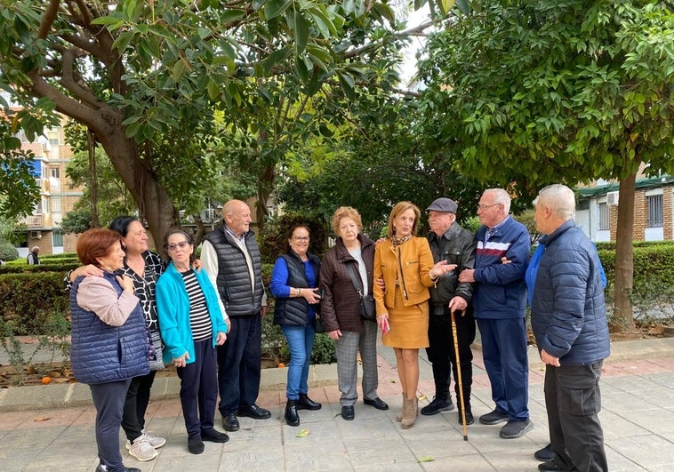 Begoña Medina, en el centro, charla con los vecinos de Puerta Blanca sobre el problema de los roedores.