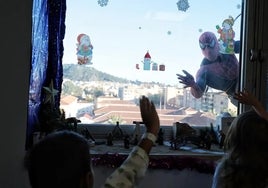 Spiderman visita cada año a los pacientes oncológicos infantiles del Materno de Málaga.