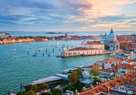 Vista de la ciudad de Venecia con la basílica de Santa María de la Salud.