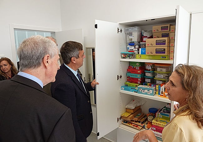 El rector, durante su visita a las nuevas instalaciones