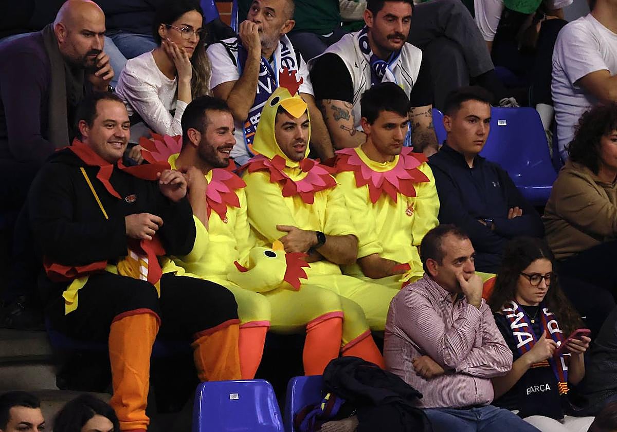 Imagen principal - Aficionados en la grada, Isidro Rubiales y Manuel Azuaga y Sergio Scariolo, seleccionador nacional