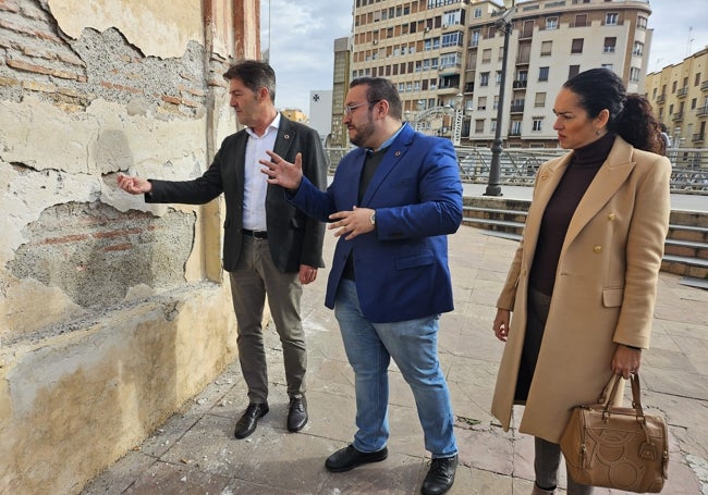 Alcázar muestra los desperfectos de la iglesia de Santo Domingo.