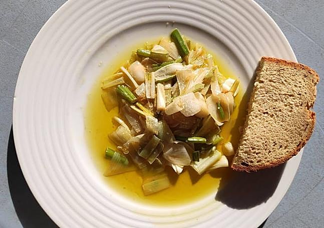 Plato individual de cebolletas con huevos.