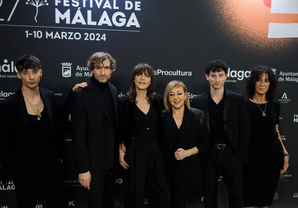 Carmen Machi, con Clara Bilbao, Julián Villagrán y el resto del equipo de 'Tratamos demasiado bien a las mujeres'.