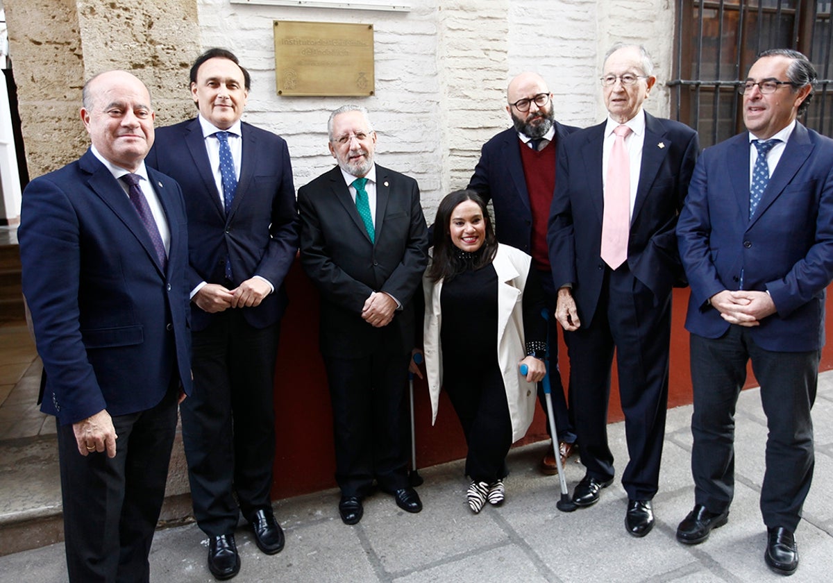 Desde la izquierda, el alcalde Manuel Barón, el consejero de Universidad José Carlos Gómez Villamandos, el director de la Academia José Escalante; los concejales Sara Ríos y José Medina Galeote, el presidente del Instituto de Academias de Andalucía Benito Valdés el delegado provincial Miguel Briones