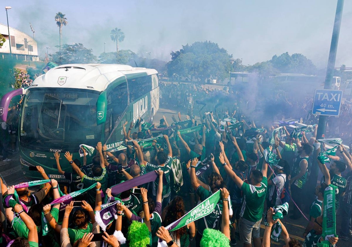 Imagen del recibimiento de los aficionados al Unicaja en la Final Four de la Champions.