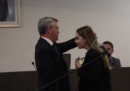 El alcalde, José María García Urbano con la nueva edil, Julia Ortega, en el pleno.