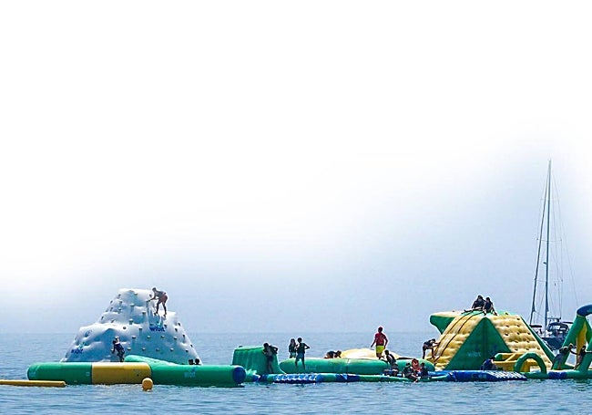 Los parques de atracciones y elementos flotantes también son objeto de regulación.