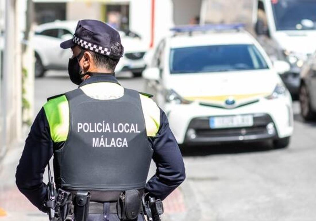 Usan un desfibrilador de la Policía Local para reanimar a un hombre en parada cardiorrespiratoria en El Cónsul